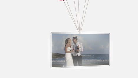 Globos-Llevando-Una-Pantalla-Que-Muestra-A-Una-Pareja-De-Recién-Casados-En-La-Playa.