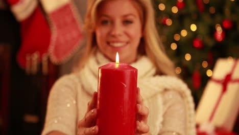 Bonita-Rubia-Sosteniendo-Una-Vela-En-Navidad.