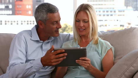 Pareja-Feliz-Usando-Tablet-Pc-Juntos