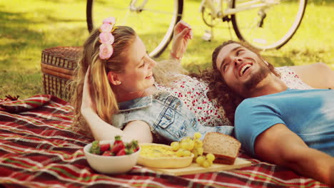 En-Formato-4k-De-Alta-Calidad,-Linda-Pareja-Haciendo-Un-Picnic.-