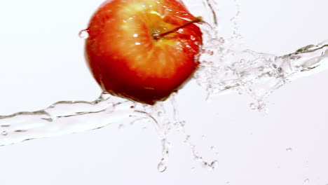 Apfel-Bewegt-Sich-Durch-Einen-Wasserstrahl