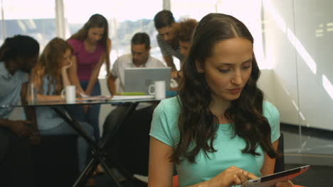 Estudiante-Usando-Tableta-Y-Sonriendo