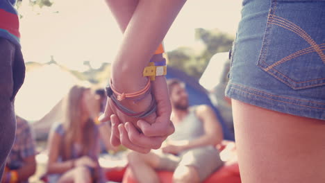 En-Formato-De-Alta-Calidad,-Pareja-Hipster-Cogidos-De-La-Mano-En-El-Camping.-