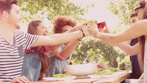 In-slow-motion-happy-friends-in-the-park-having-lunch-