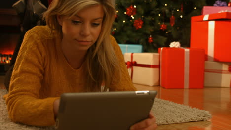 Pretty-blonde-using-her-tablet-pc