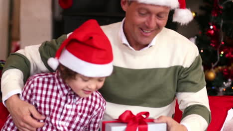 Sohn-Gibt-Vater-Ein-Weihnachtsgeschenk-Auf-Der-Couch