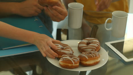 Studenten-Essen-Donuts-Während-Eines-Meetings