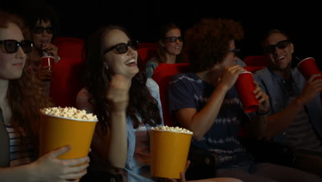 Amigos-Viendo-Películas-En-3d-En-El-Cine