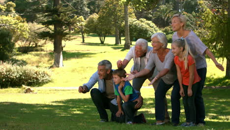 Glückliche-Familie-Mit-Ihrem-Hund-Im-Park