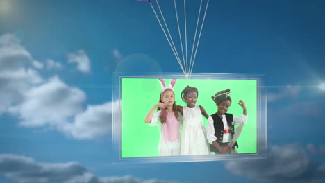 Luftballons-Tragen-Einen-Bildschirm,-Auf-Dem-Kinder-In-Kostümen-Zu-Sehen-Sind