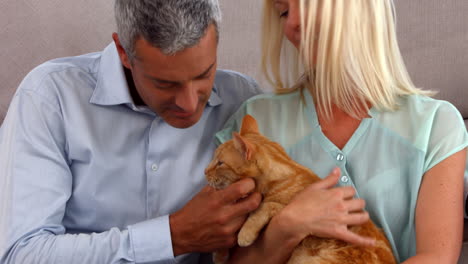 Pareja-Feliz-Con-Su-Gato