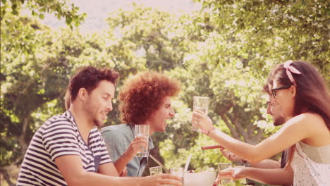 In-Zeitlupe-Glückliche-Freunde-Im-Park-Beim-Mittagessen