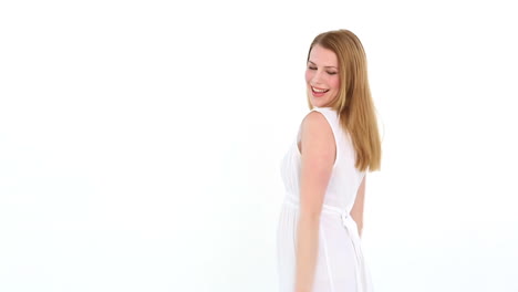Glückliche-Blondine-Tanzt-Im-Weißen-Kleid