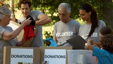 Equipo-De-Voluntarios-Felices-Recogiendo-Donaciones