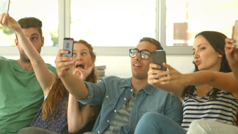 Schüler-Machen-Zusammen-Ein-Selfie