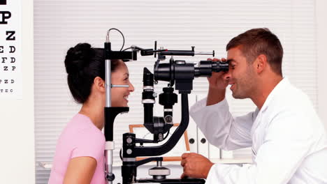 óptico-Examinando-Los-Ojos-De-Un-Paciente