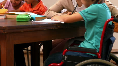 Profesor-Ayudando-A-Un-Niño-Durante-La-Clase.