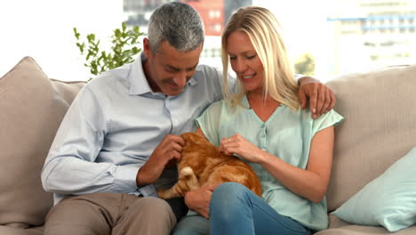 Pareja-Feliz-Con-Su-Gato