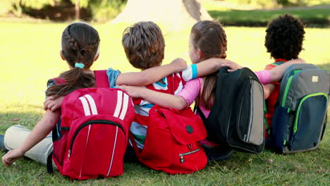 Schulkinder-Sitzen-Auf-Dem-Rasen