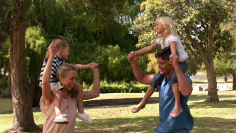 Familia-Feliz-En-El-Parque-Juntos