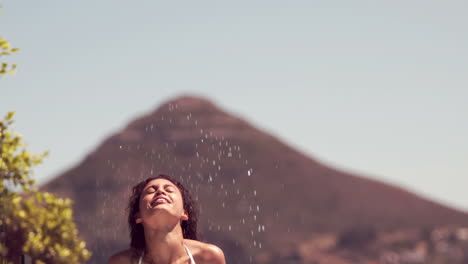 Mujer-Atractiva-Relajándose-En-La-Piscina-