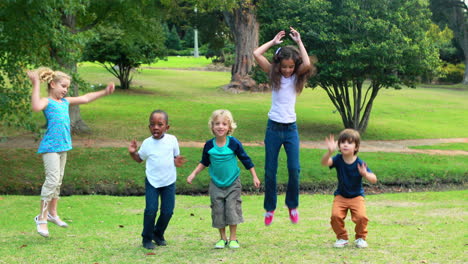 Glückliche-Kinder-Springen-Zusammen-Im-Park