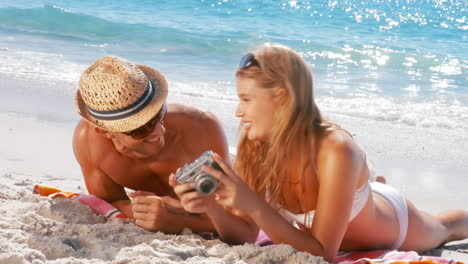 Pareja-Feliz-Relajándose-En-La-Playa