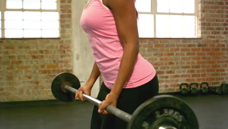 Fit-woman-lifting-barbell-weight