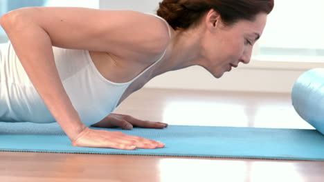 -Fit-young-woman-doing-a-push-up