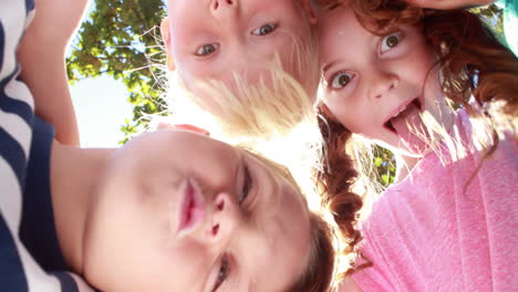 Glückliche-Kinder-Verziehen-Vor-Der-Kamera-Das-Gesicht-