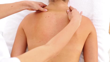 Attraktive-Frau-Erhält-Rückenmassage-Im-Spa-Center