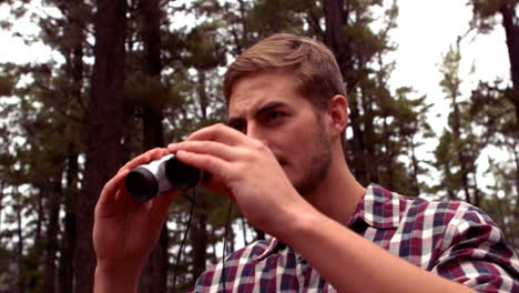 Mann-Wandert-Mit-Einem-Fernglas-Durch-Einen-Wald