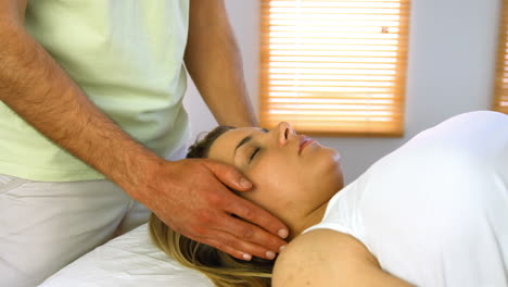Therapist-performing-reiki-on-patient