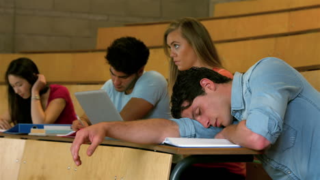 Schüler-Sitzen-Beim-Lernen-Nebeneinander