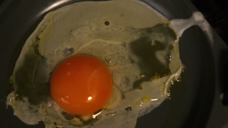 Eier-Kochen-In-Der-Pfanne