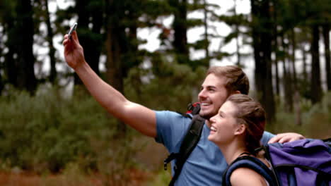 Paar-Macht-Selfie-Auf-Einer-Wanderung