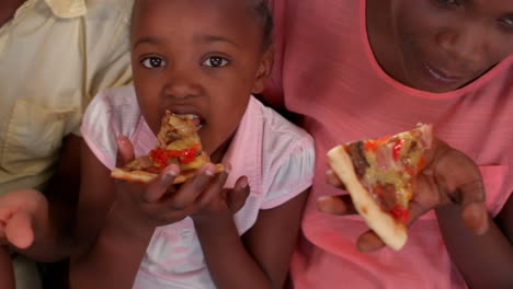 Glückliche-Familie-Isst-Pizza-Auf-Der-Couch