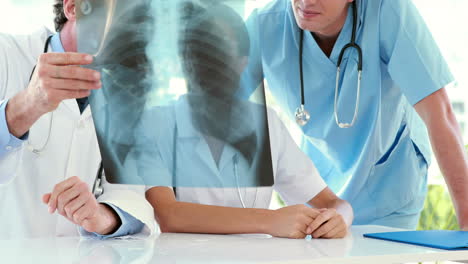 Ärzteteam-Betrachtet-Röntgenbild