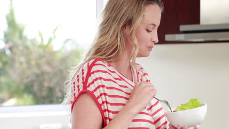Pregnant-woman-eating-salad