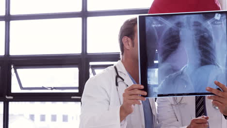 Ärzte-Schauen-Sich-Gemeinsam-Eine-Röntgenaufnahme-An
