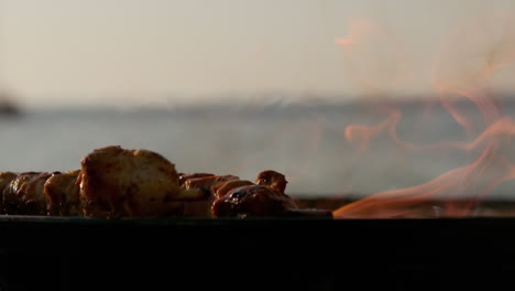 Nahaufnahme-Der-Spieße-Auf-Dem-Grill