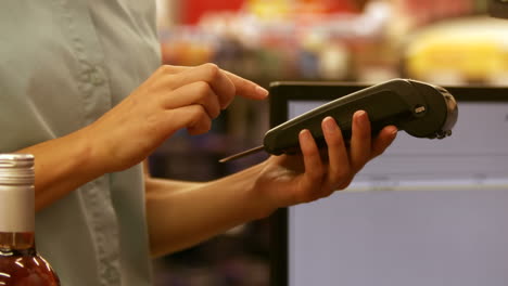 Mujer-Pagando-Sus-Compras-Con-Tarjeta-De-Crédito.