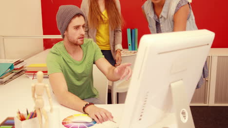 Fashion-students-working-together-on-computer