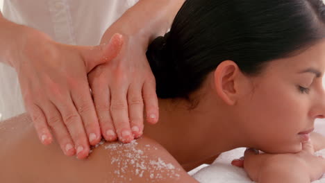 Hübsche-Frau-Genießt-Eine-Salzpeeling-Massage