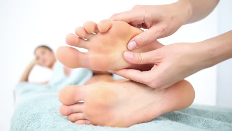 Physiotherapeut-Macht-Eine-Fußmassage