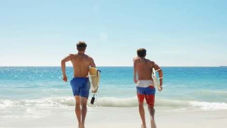 Happy-surfer-friends-at-the-beach