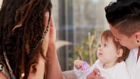 Lesbian-couple-with-their-child-on-the-couch