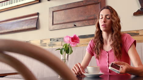 Mujer-Impaciente-Esperando-A-Alguien-En-El-Restaurante.-