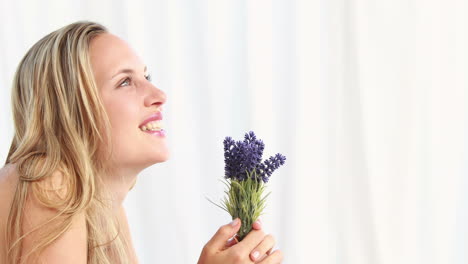 Mujer-Bonita-Rubia-Oliendo-Lavanda-