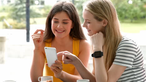 Students-hanging-out-in-campus-cafe